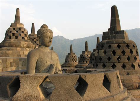 Borobudur-Tempelns Skulpturer: En Visuell Fördjupning i Javas Religiösa Historia!